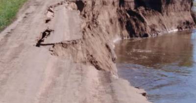 Фото: Дорога обрушилась в реку в Омской области
