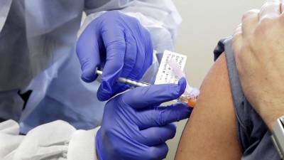 Администрация хочет обеспечить всех американцев бесплатной вакциной от COVID-19