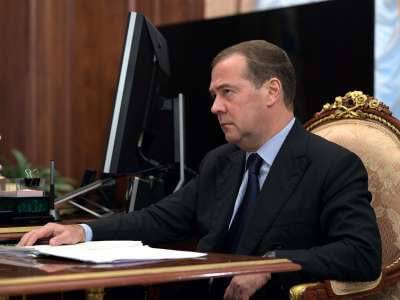 О тройном ударе от коронавируса по экономике РФ рассказал Медведев