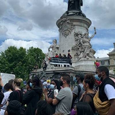 Более 18 тыс человек стали участниками марша в поддержку медперсонала в Париже