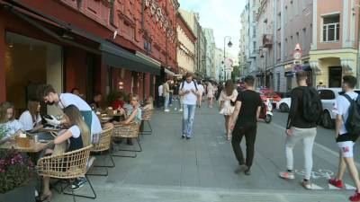 Летние веранды кафе и ресторанов открылись в Москве.