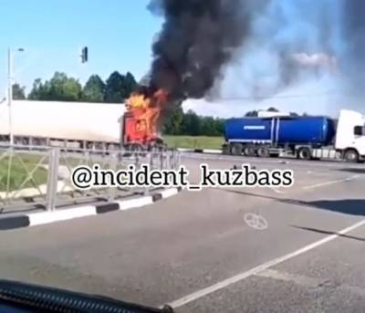 «Водитель сгорел»: очевидцы сняли на видео смертельное ДТП с фурой в Кузбассе