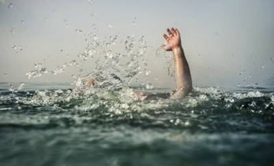 Под Гомелем 22-летний парень переплывал водоем и утонул