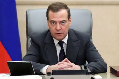 Коронавирус нанес экономике России «тройной удар» - Медведев