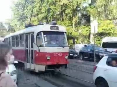 Лопнуло терпение: на Лукьяновке в Киеве пассажиры трамвая начали блокировать авто нарушителей