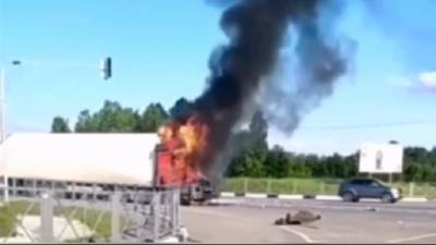 Водитель фуры сгорел после ДТП в Кемеровской области