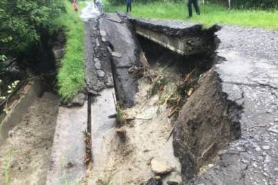 Из-за непогоды на Закарпатье разрушен мост на дороге, которая ведет к КПП на границе с Польшей