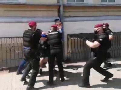 Потасовка в центре Киеве: на митинге схлестнулись полиция и активисты из разных лагерей