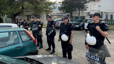 С применением силы и слезоточивого газа: черногорская полиция взяла штурмом мэрию Будвы