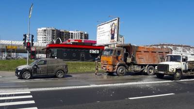 Hyundai Creta получил грязевой душ от водителя КАМАЗа в Петербурге.