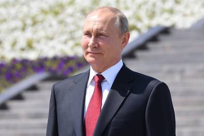 Песков рассказал о защищающих Путина от коронавируса «двух штуках» в Кремле