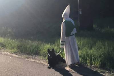 Американец отправился на прогулку с собакой в костюме Ку-клукс-клана