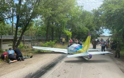 В Одессе на дорогу упал самолет, есть жертвы