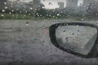 В Краснодаре из-за сильного дождя затопило дороги
