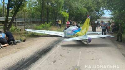 В Одессе на улицу аварийно приземлился четырехместный самолет: один человек погиб