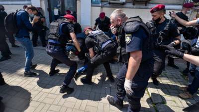 В Киеве произошли стычки во время акции сторонников блогера Шария