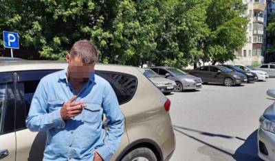 В одном из дворов Тюмени задержали пьяного водителя без прав