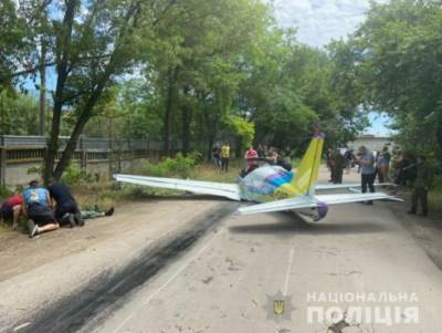 В Одессе прямо на дорогу упал самолёт: пилот погиб