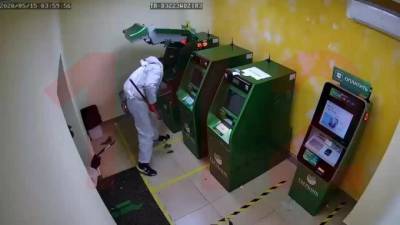 В Наро-Фоминске двое в белых костюмах и масках пытались кувалдой вскрыть банкомат