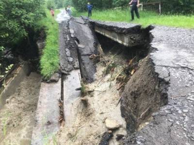 На Закарпатье непогода разрушила мост