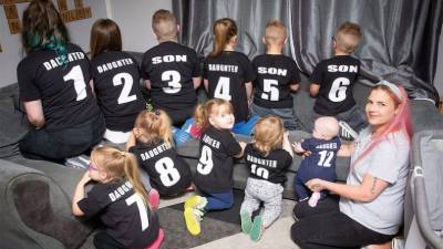Находчивая многодетная мать пронумеровала футболки 11 детей, чтобы не упускать их из виду