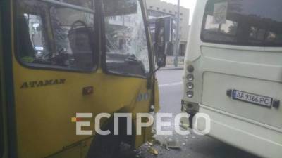 В Киеве столкнулись две маршрутки, пострадала пассажирка