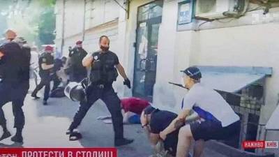 Во второй раз за три дня: полицейский бьет ногой в лицо протестующего, стоящего на коленях. ФОТОФАКТ
