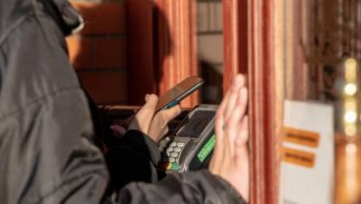 Пандемия заставила россиян платить картами и бояться банкоматов
