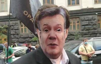 Под ВР прошла акция протеста с "Януковичем"