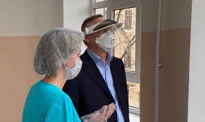 В Петербурге медсестру оштрафовали из-за расстегнутого защитного костюма во время визита в больницу губернатора