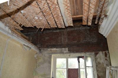 В жилом доме Одессы рухнул прогнивший потолок и обломками завалило квартиру