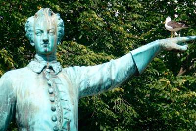 Памятник шведскому королю предложили заменить статуей Греты Тунберг