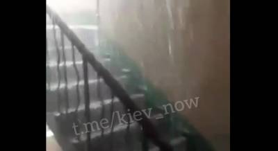 В Киеве ливнем затопило многоэтажку, воду носили ведрами - соцсети