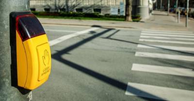 В Риге вновь заработали кнопки зеленого света для пешеходов на светофорах