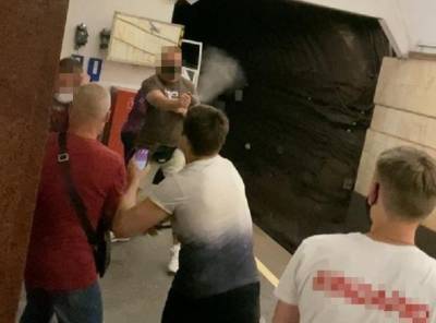В киевском метрополитене произошла потасовка, двух человек задержали