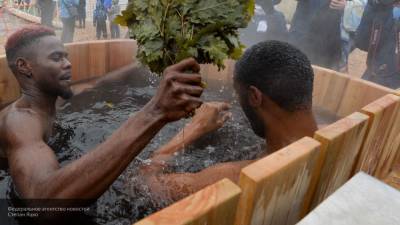 Жители Миннеаполиса проводят крестины в ваннах на месте гибели Флойда