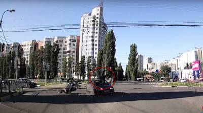 Мотоциклист сделал сальто после ДТП на перекрёстке в Воронеже: появилось видео