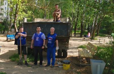 Волонтеры обновили детскую площадку в Заднепровье Смоленска