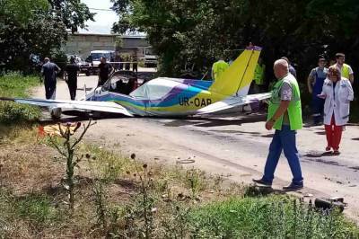 В Одессе легкомоторный самолет рухнул на дорогу: оба пилота погибли