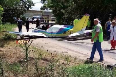 В Одессе прямо на дорогу упал легкомоторный самолет, оба пилота погибли