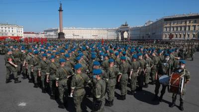Военнослужащие и курсанты провели тренировку парада Победы в центре Петербурга