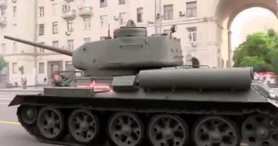 Едущие к Кремлю танки сняли на видео
