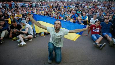 Футбольные фанаты Украины призвали освободить полицейского, убившего Флойда