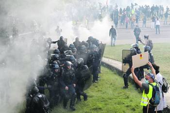 Французским полицейским опять разрешают душить задержанных