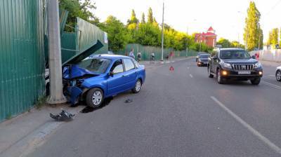 На набережной в центре Воронежа «Лада Гранта» врезалась в столб: водитель погиб