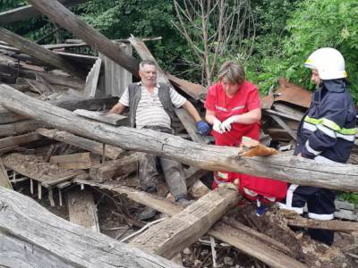 Под Харьковом на людей рухнула крыша дом: есть пострадавшие