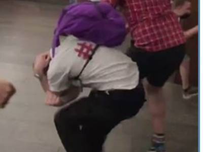 Жестокая драка в столичном метро попала на видео