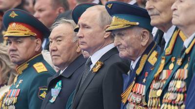 Ветеранов, которые будут сидеть рядом с Путиным во время парада 24 июня, посадили на двухнедельный карантин — Bloomberg