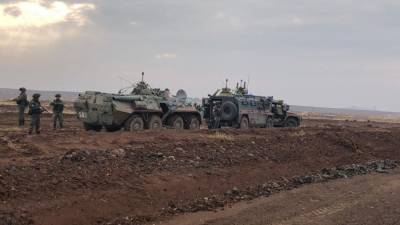 Военные РФ продолжили патрулирование вдоль границы Сирии и Турции
