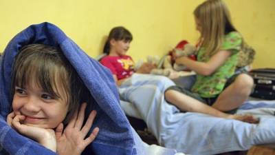 Первыми в летние лагеря в Ленобласти приехали дети медработников и подопечные детских домов